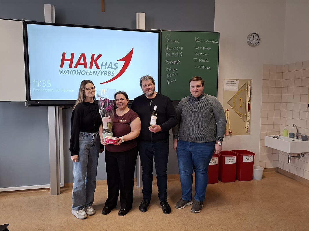 Ameli Lohan and Josef Zöttl thanking Nadja Puchebner and Michl Forster