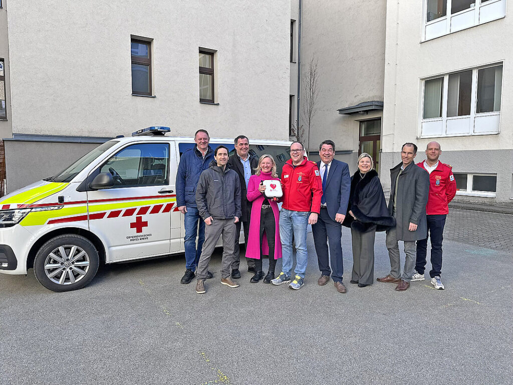 Defibrillator-Übergabe mit Vertretern der Schulen, Schulärztin und Rotem Kreuz