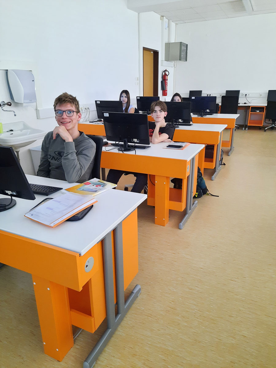 Schülerinnen und Schüler der 2 AK beim online-Vortrag