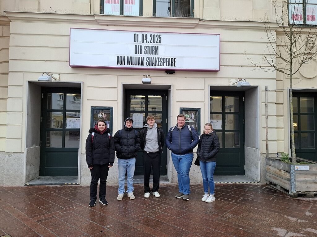 Vor dem Landestheater v.l.n.r. Julia Angerer, Ferdinand Gutscher, Joey Zellhofer, Josef Zöttl, Lisa Seher