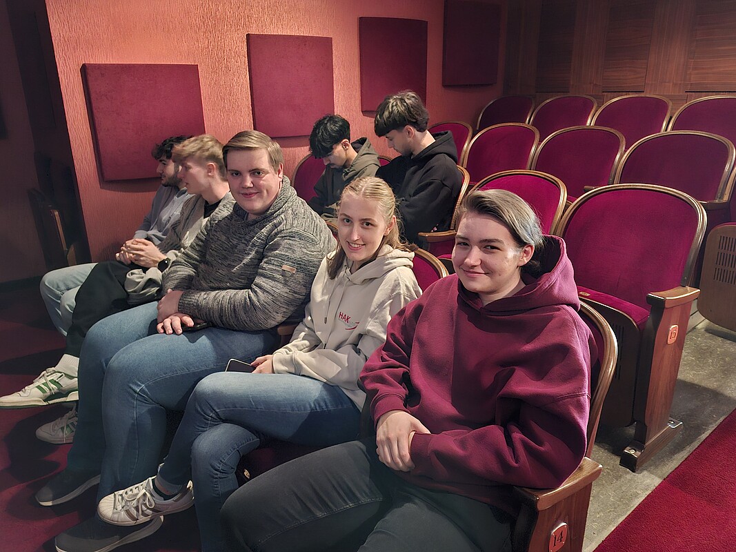 Erwartungsvoll vor der Vorstellung v.l.n.r. Ferdinand Gutscher, Joey Zellhofer, Josef Zöttl, Lisa Seher, Julia Angerer (vordere Reihe), Qais Mohammad, Gabriel Hönickl (hintere Reihe)