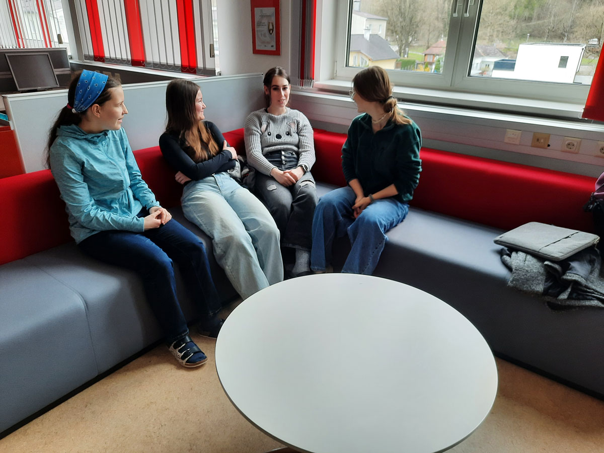Lucas Drosdek, Simon Lisak, Christoph Prüller und Georg Heigl bei einem Gruppengespräch im BWZ