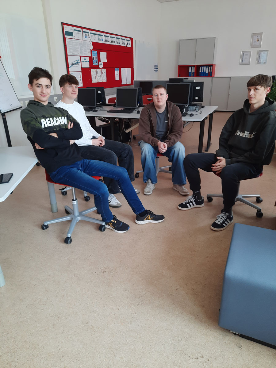 Lucas Drosdek, Simon Lisak, Christoph Prüller und Georg Heigl bei einem Gruppengespräch im BWZ