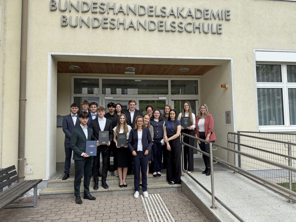 Diplomarbeit-Gruppe mit Lehrpersonen
