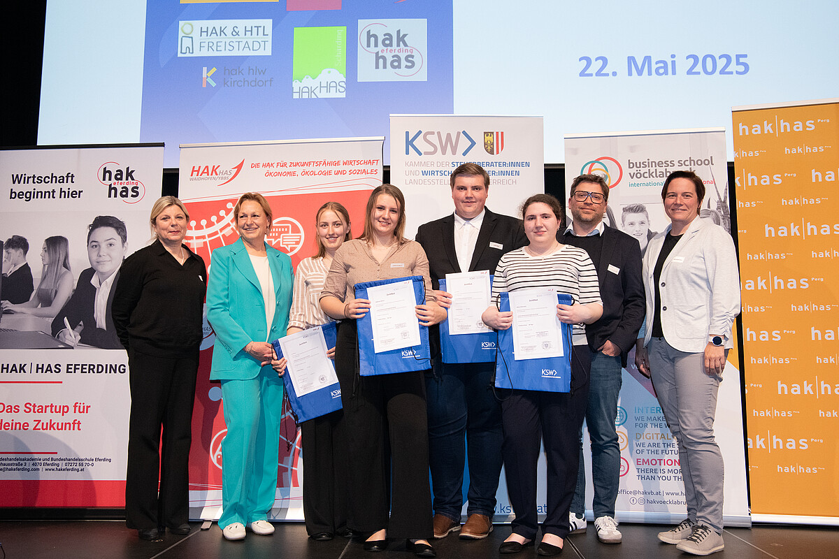 Group photo with participants and mentors
