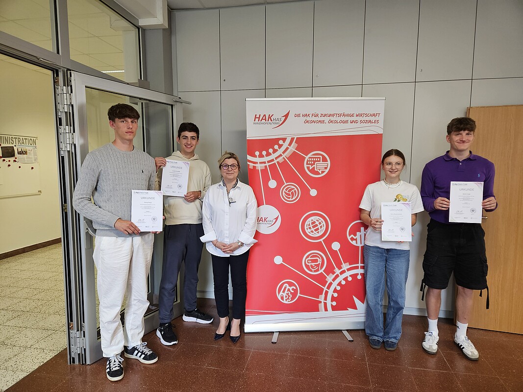 Georg Heigl, Lucas Drosdek, Mag. Brigitte Steininger (Schulleiterin), Monika Blauensteiner, Simon Lisak