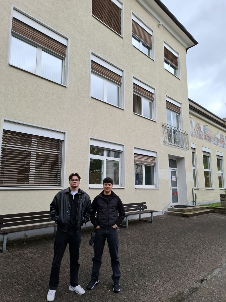 Ömer Engin und Mert Erdogan führen durch die Handelsakademie