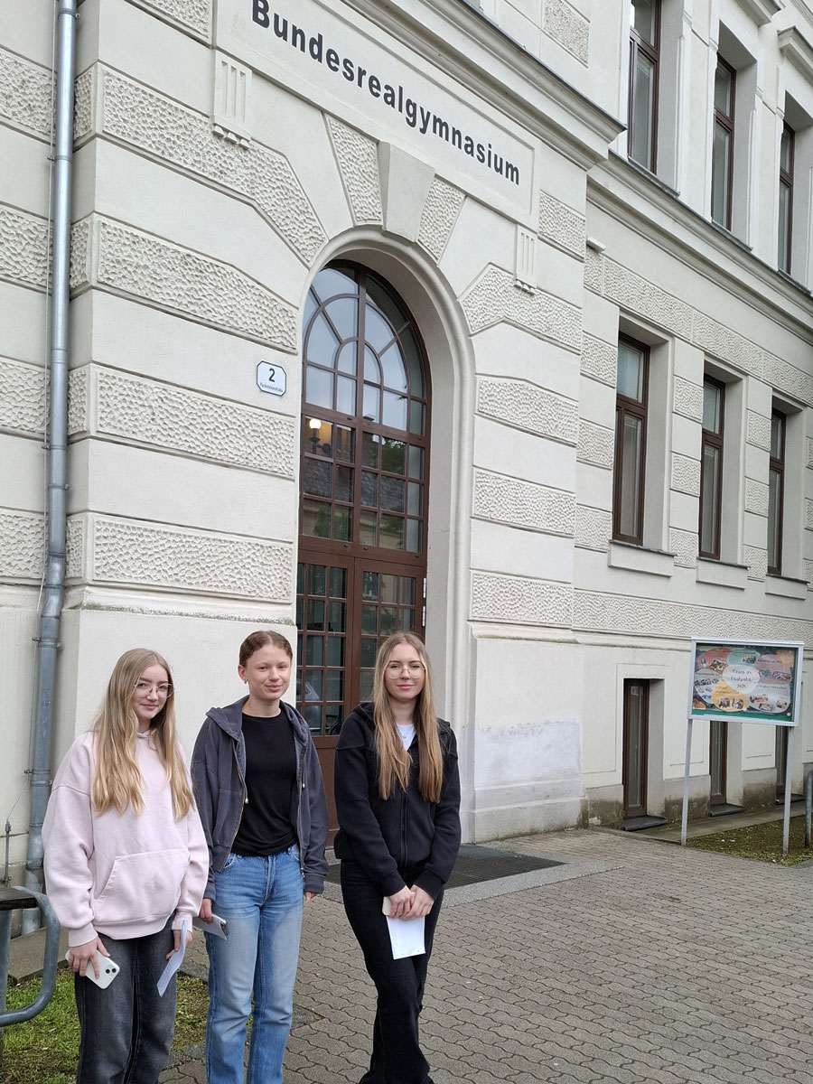 Michaela Fangmeyer, Sandra Hofer und Lucija Bliznac stellen das Bundesrealgymnasium vor