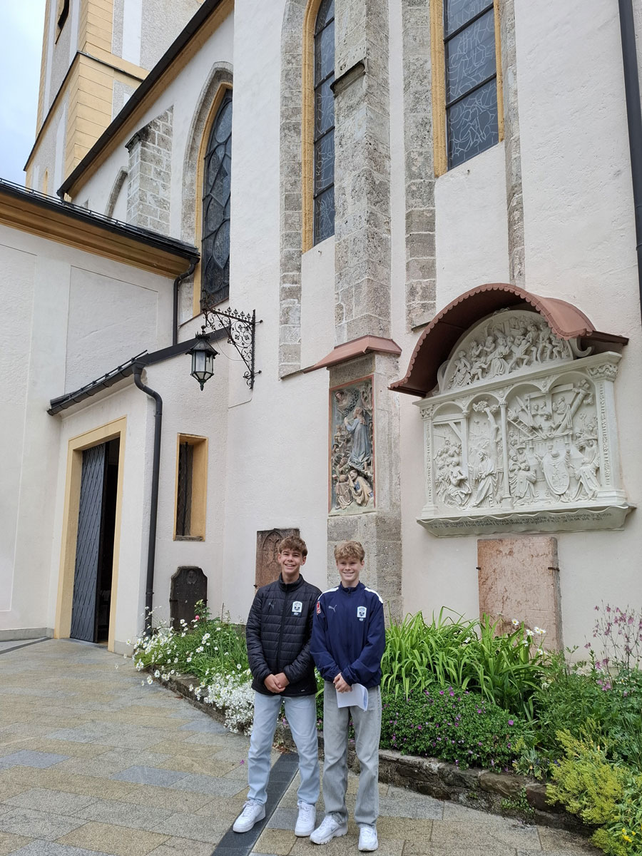 Marko Königslehner und Emil Kaindl vor der Stadtpfarrkirche