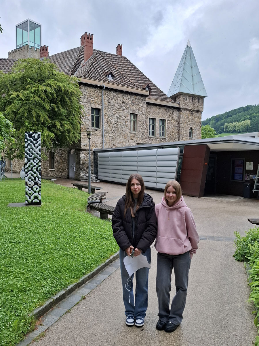 Selina Enöckl und Ines Fehringer im Park vor dem Rothschildschloss