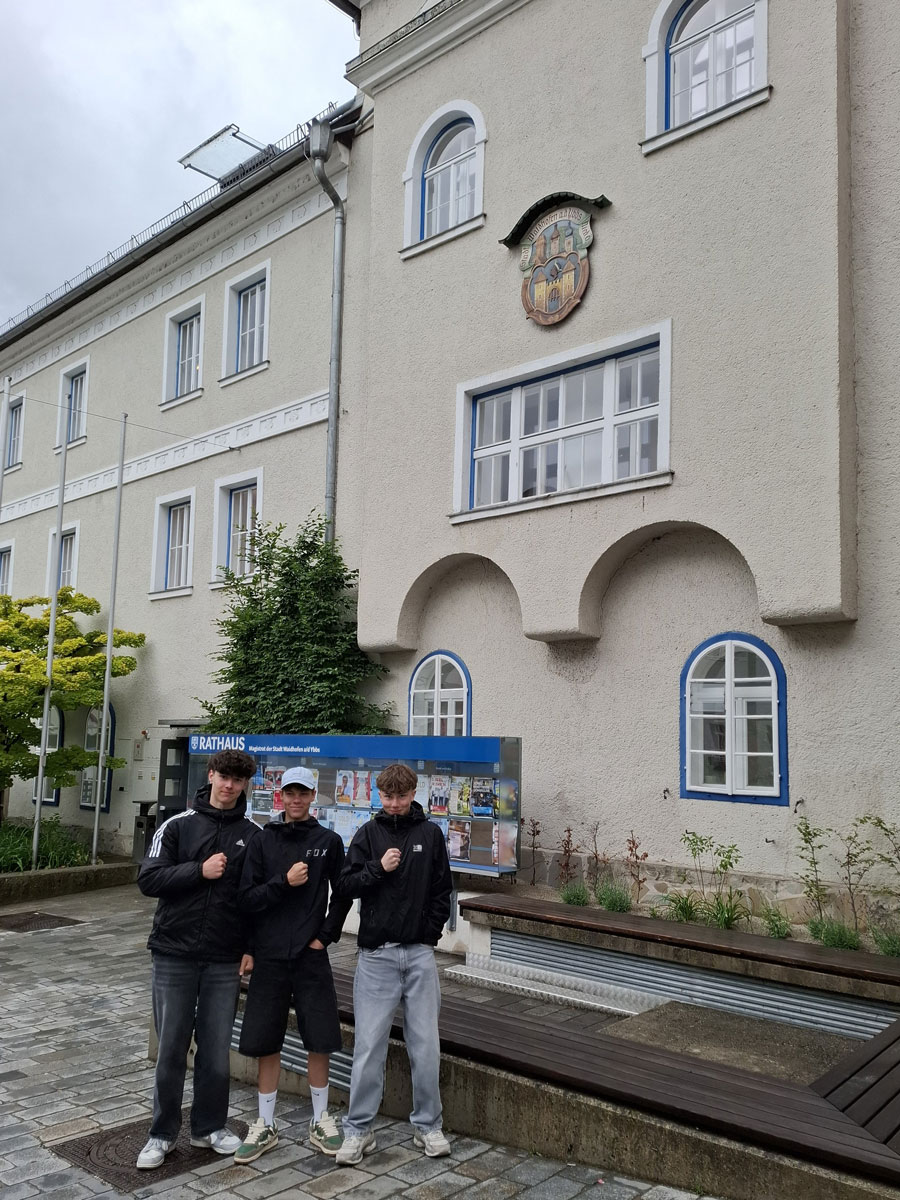 Elias Wailzer, Paul Dürauer und Sebastian Wolf vor dem Rathaus