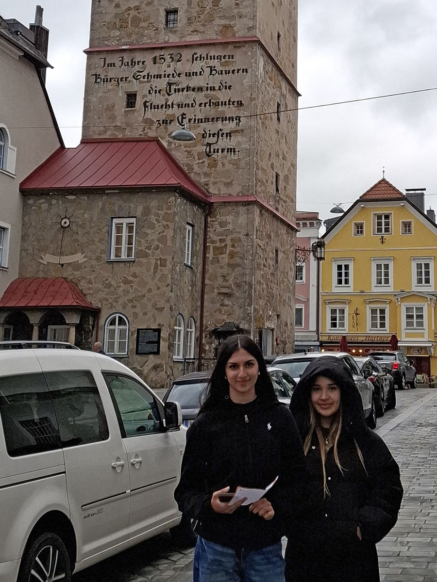 Azra Erdogan und Efsa Kargin vor dem Stadtturm
