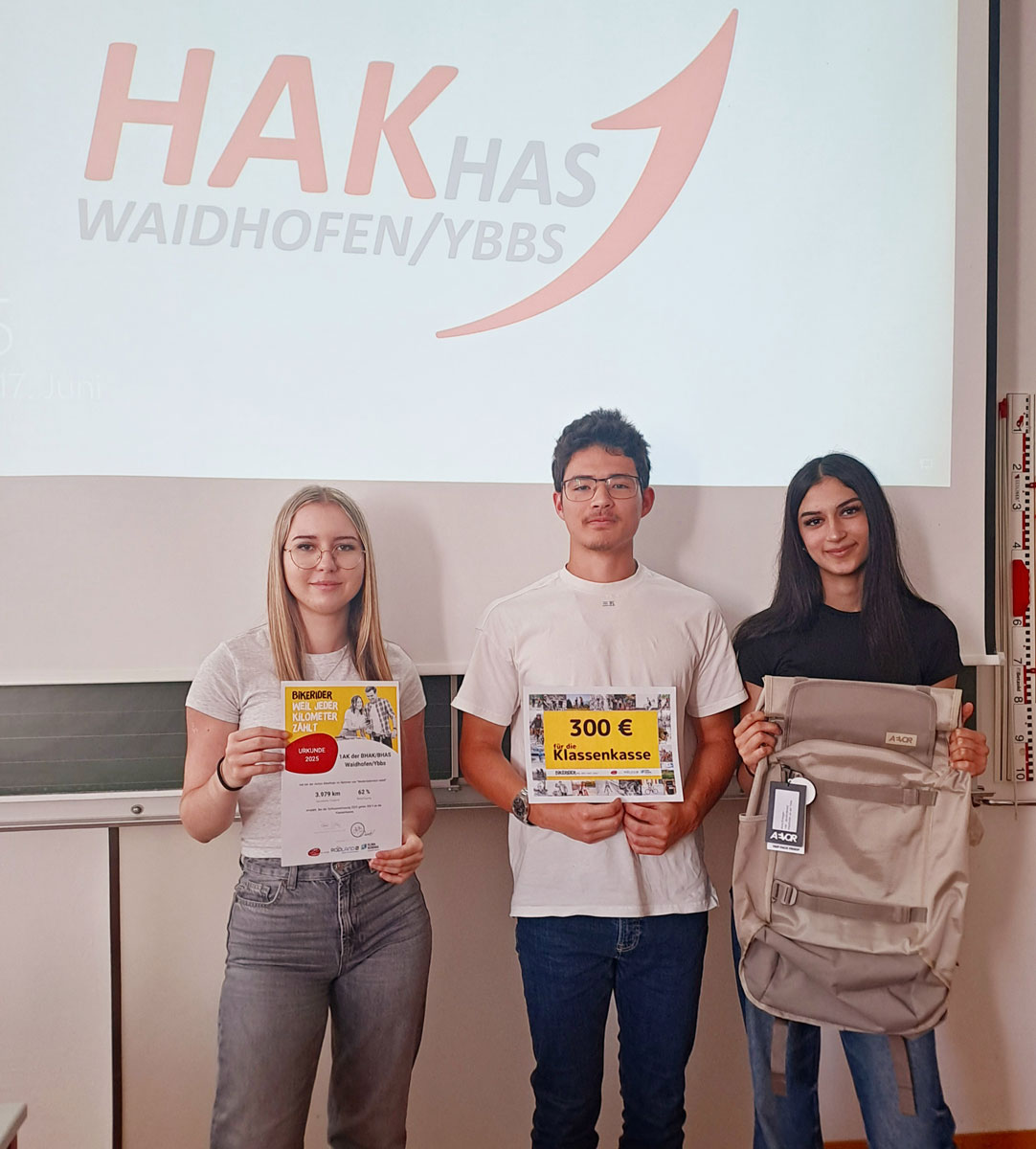 v.li.n.re.: Lucija Bliznac, Arthur Larch und Azra Erdogan (Radrucksack gewonnen)