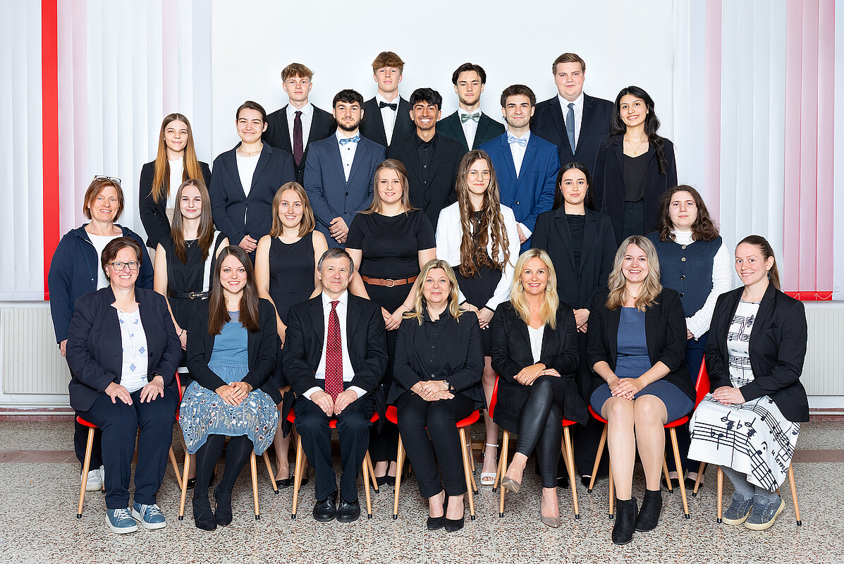 Gruppenfoto Absolventen und Lehrkräfte