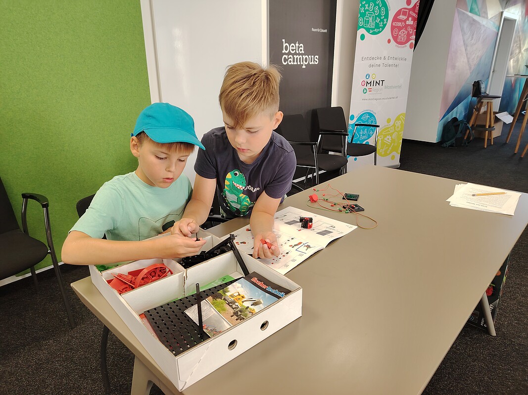 Children participating in Mission Energie workshop