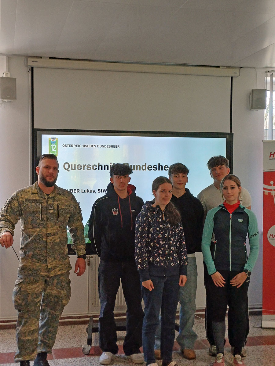 Austrian military presentation at HAK Waidhofen