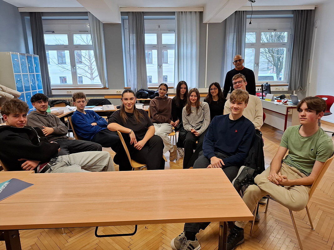 Gruppenquiz mit Schülern und Native Speaker Anil Canute Lobo