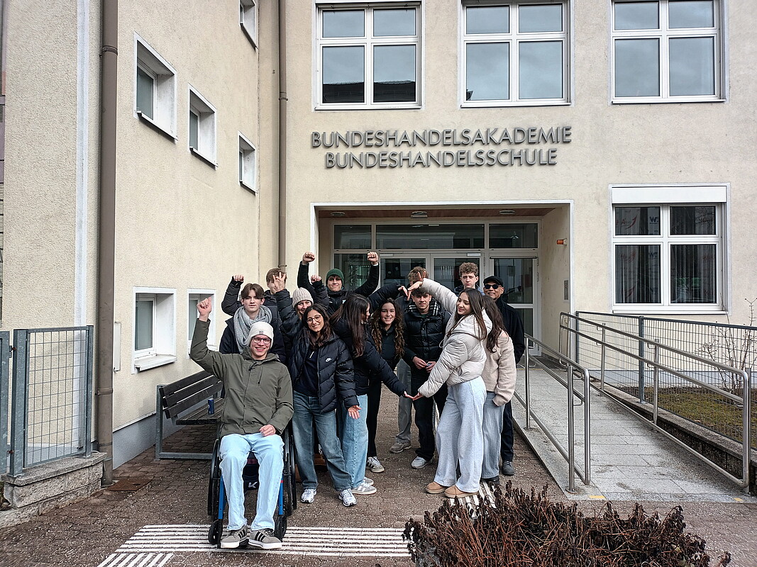 Die 3AK-Klasse zeigt ihre Begeisterung über die Englischwoche mit Native Speaker Anil Canute Lobo (rechts hinten)