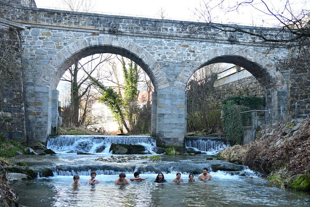 Eisbaden im Schwarzbach