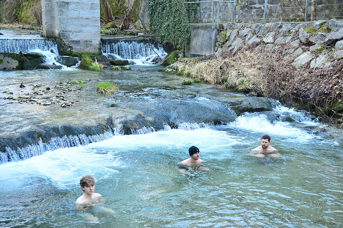 Eisbaden im Schwarzbach