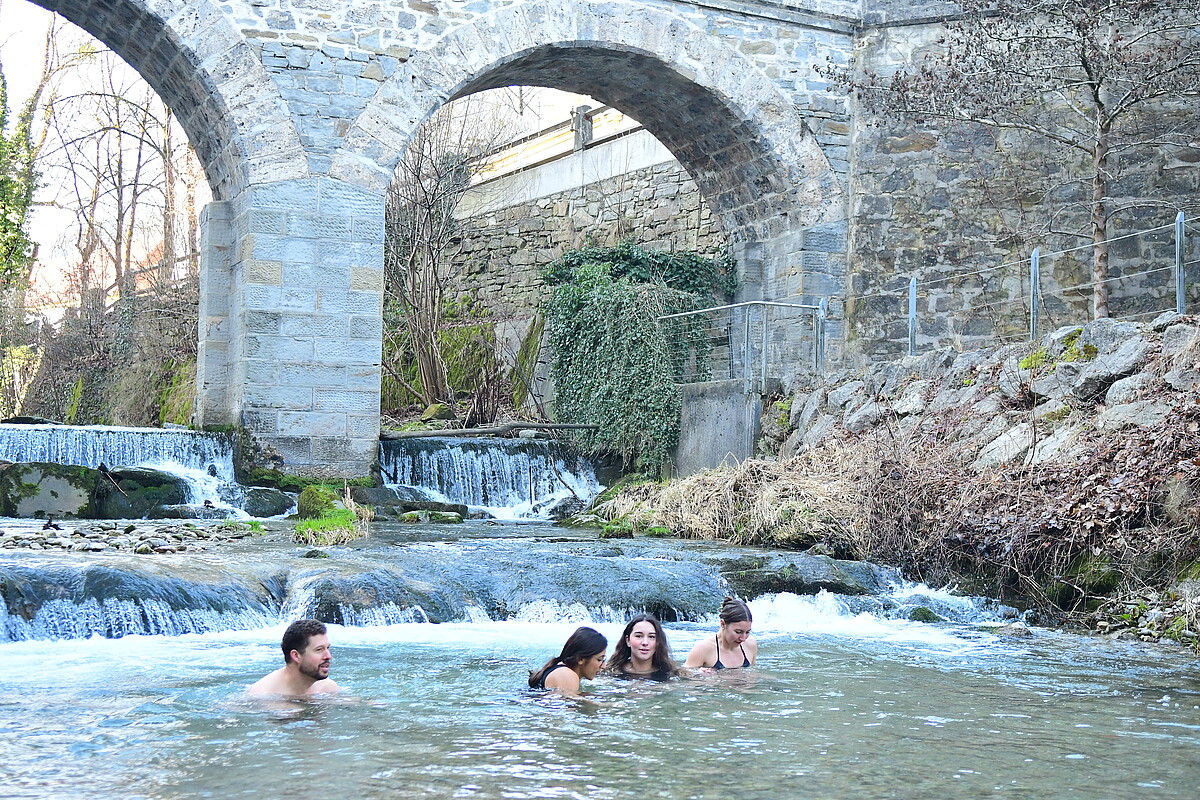 Eisbaden im Schwarzbach
