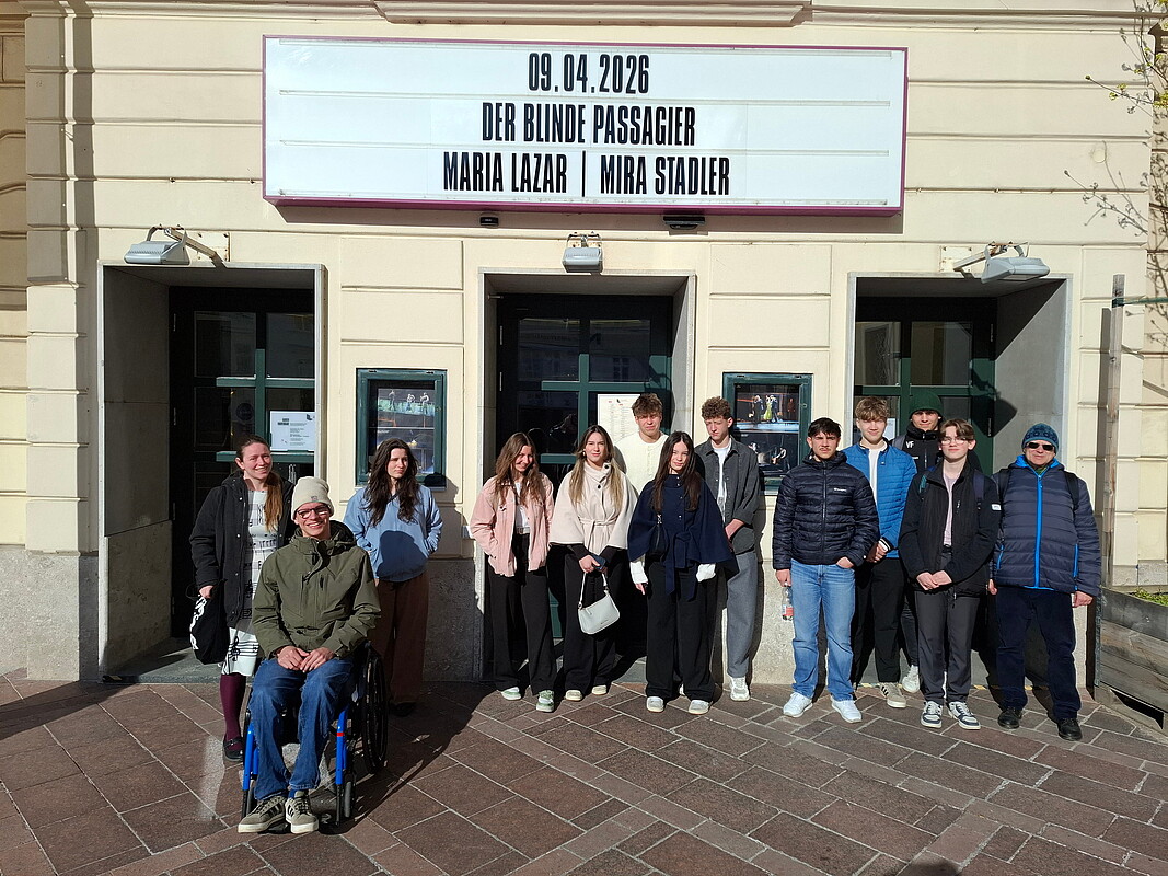 Schüler und Professoren vor dem Landestheater
