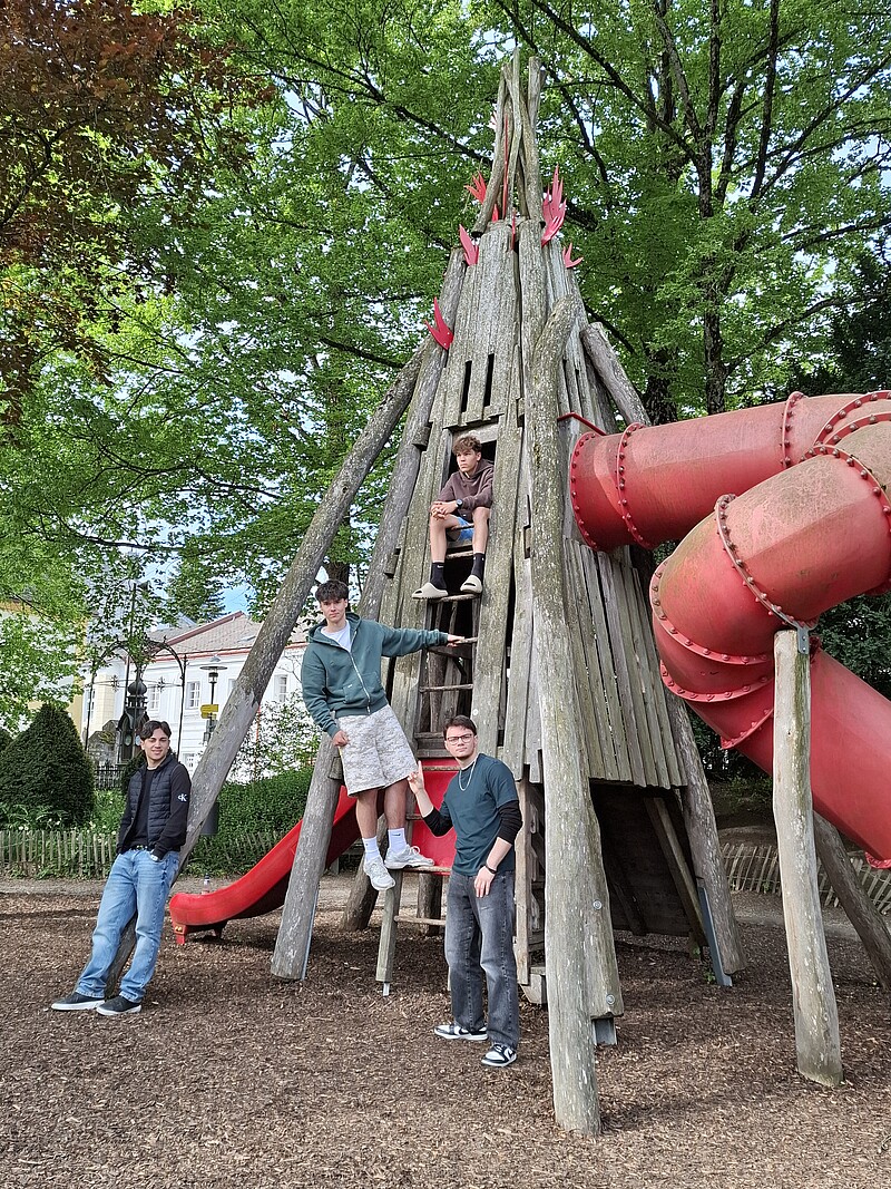 V.l.n.r. Mert Erdogan, Elias Wailzer, Paul Dürauer und Ömer Engin am „Doll's House" im Schlosspark