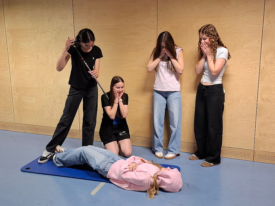 V.l.n.r. Azra Erdogan, Sonia Sirbu, Selina Enöckl, Sandra Hofer und Michaela Fangmeyer (vorne) stellen den Königsmord in „Macbeth" nach