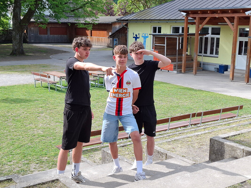 V.l.n.r. Nico Wallner, Marko Königslehner und Sebastian Wolf auf Expedition in „The Mind Map" im Konviktgarten