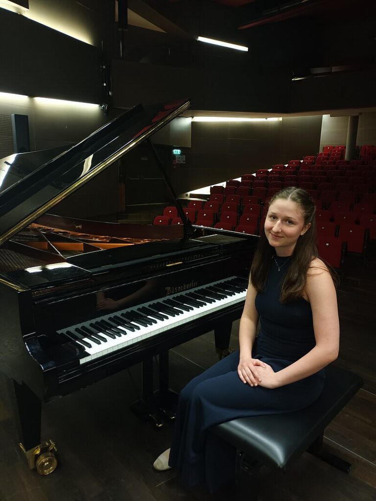Emilia Heim am Klavier
