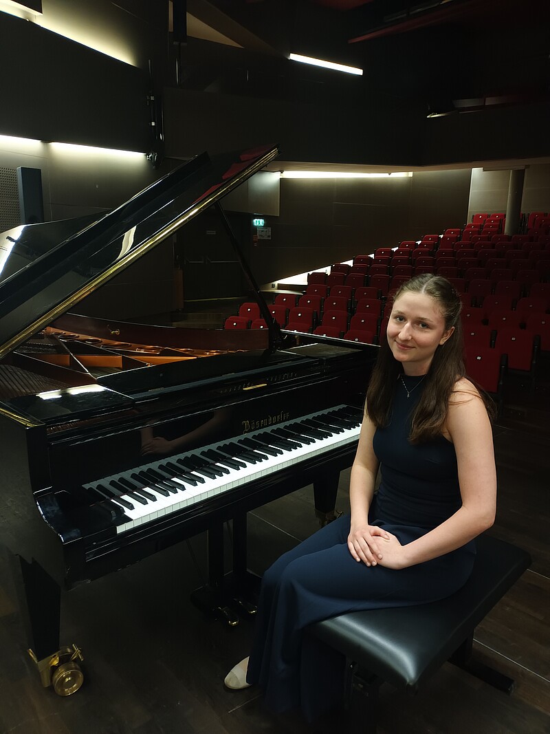 Emilia Heim am Klavier