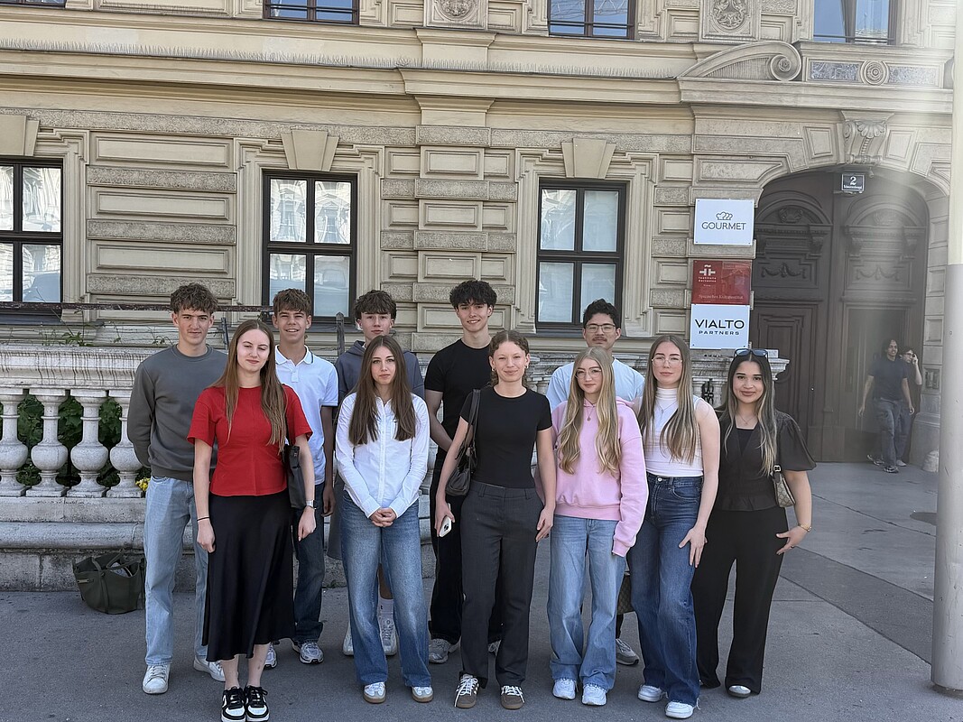 Die sprachbegabten HAK-Schülerinnen und HAK-Schüler vor dem Instituto Cervantes in Wien