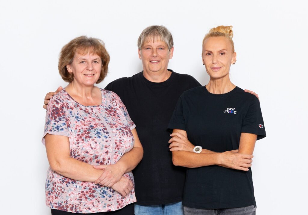 v.l. Claudia Fletzberger, Elisabeth Spreitzer (Schulwartin), Gabriele Otto (Hilfsschulwartin)